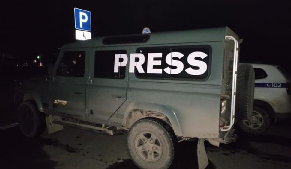 Rușii aplică în Ucraina metoda "davai ceas": au mitraliat mașina unui jurnalist străin, i-au furat banii și laptopul