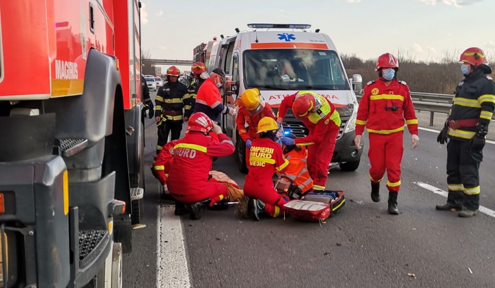 Un muncitor a murit după ce un panou publicitar ar fi căzut peste el. Bărbatul lucra la repararea unui drum naţional din Cluj