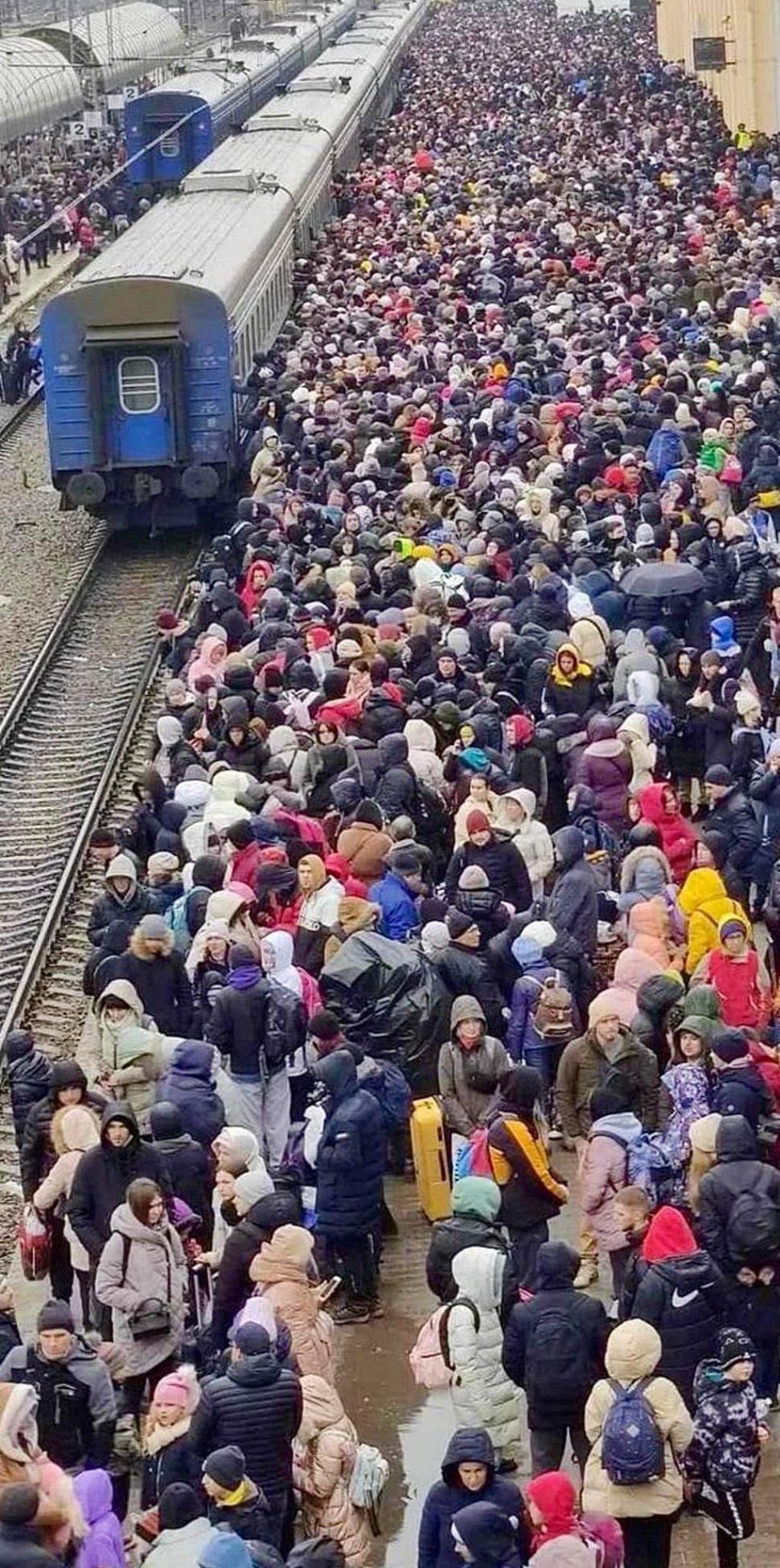 Strigătul disperat al mamelor din Ucraina: "Copiii noştri stau în subsoluri, fără apă, fără mâncare. Când închid ochii, văd doar explozii" 755154