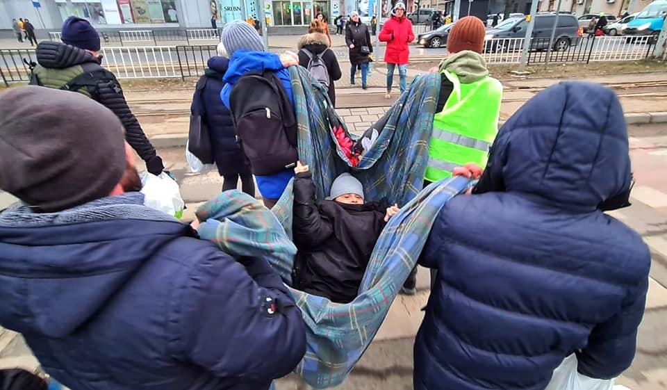 Strigătul disperat al mamelor din Ucraina: "Copiii noştri stau în subsoluri, fără apă, fără mâncare. Când închid ochii, văd doar explozii" 755156