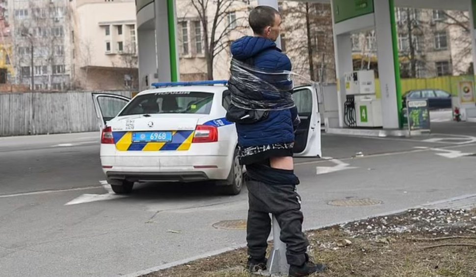 Hoţii din Kiev, care jefuiesc casele părăsite, sunt legaţi de stâlpi şi bătuţi cu beţe