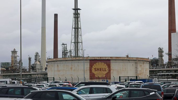 Shell nu va mai cumpăra petrol rusesc și va închide benzinăriile din toată țara