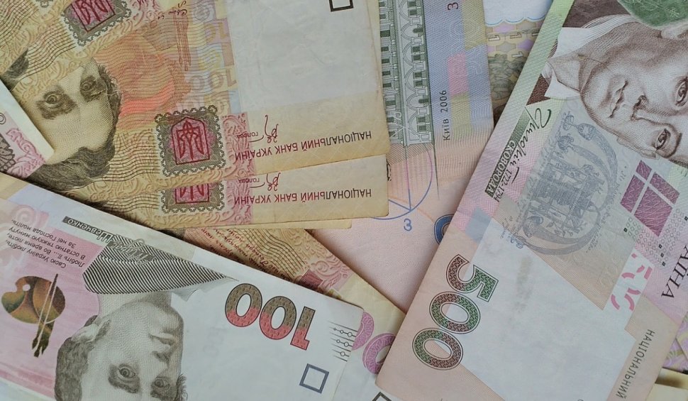 Banca Națională a Ucrainei recomandă refugiaților să nu plece cu bani cash ci să îi pună pe card