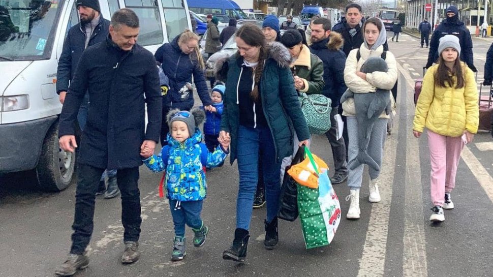 Copii grav bolnavi din Ucraina, transportaţi în Israel pentru tratament. Au fost întâmpinaţi şi ajutaţi la graniţă de ambasadorul Israelului la Bucureşti, David Saranga