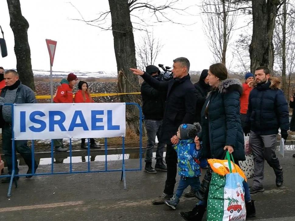Copii grav bolnavi din Ucraina, transportaţi în Israel pentru tratament. Au fost întâmpinaţi şi ajutaţi la graniţă de ambasadorul Israelului la Bucureşti, David Saranga 755214