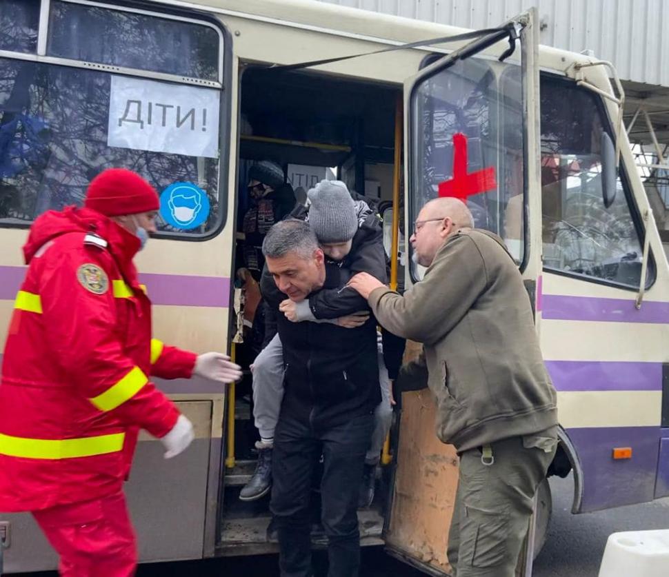 Copii grav bolnavi din Ucraina, transportaţi în Israel pentru tratament. Au fost întâmpinaţi şi ajutaţi la graniţă de ambasadorul Israelului la Bucureşti, David Saranga 755215