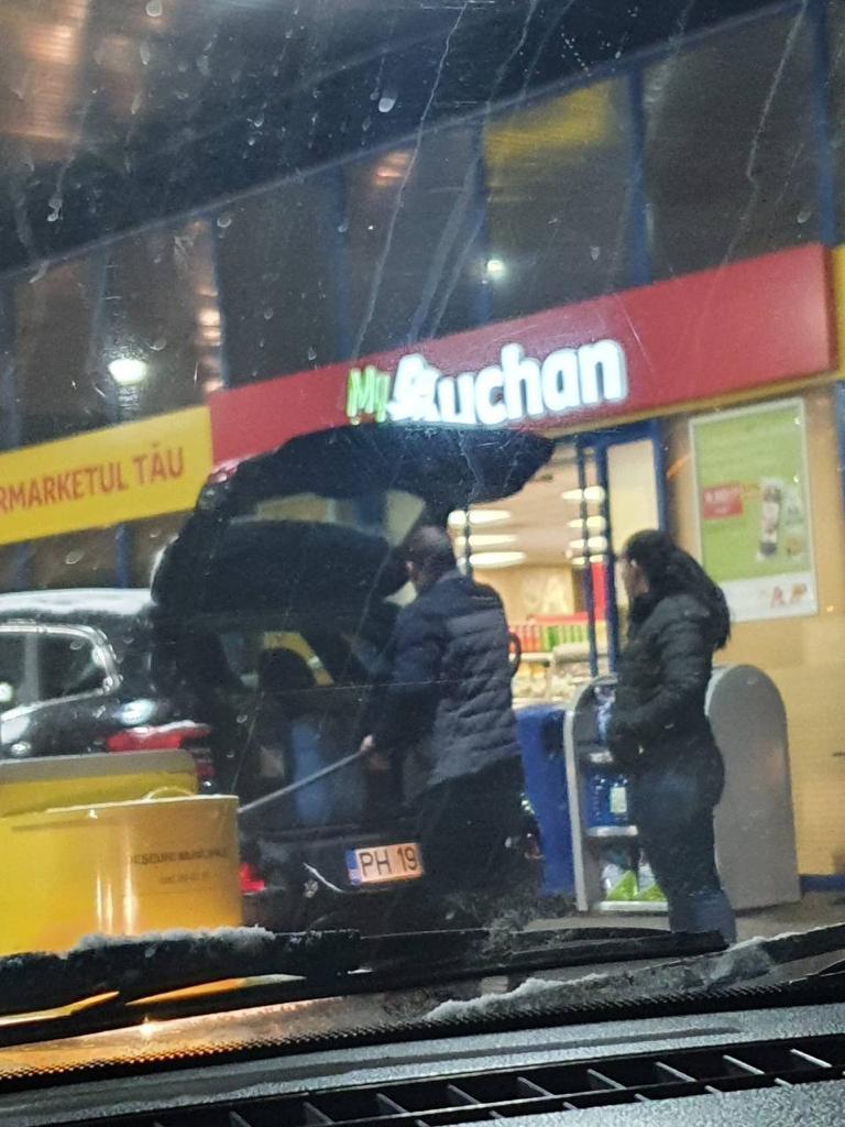 Imaginile care spun totul despre isteria din benzinării. Orice recipient cu capac e bun pentru românii disperați să-și facă stocuri de carburanți 755434