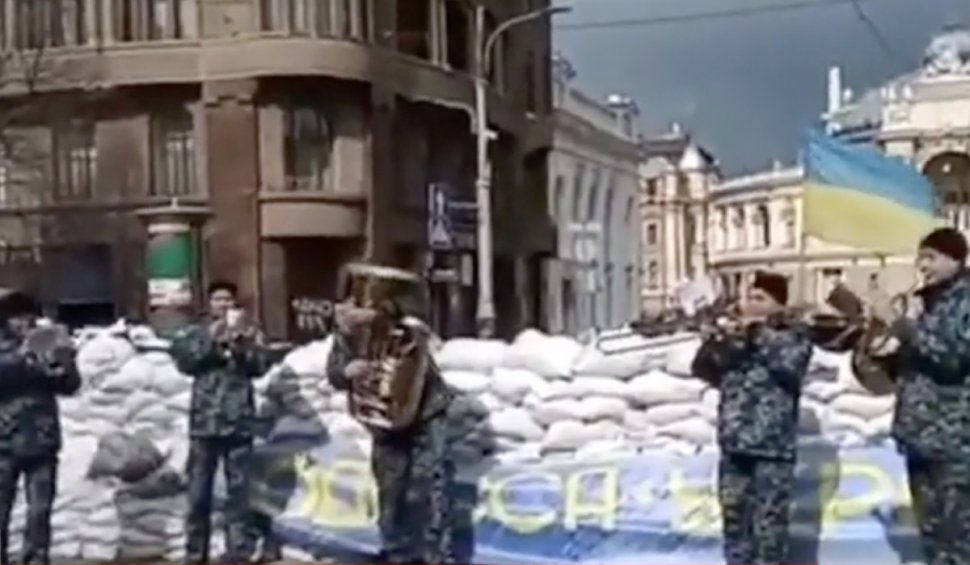 Militarii ucraineni din Odesa cântă "Don't Worry, Be Happy" în așteptarea bombardamentelor