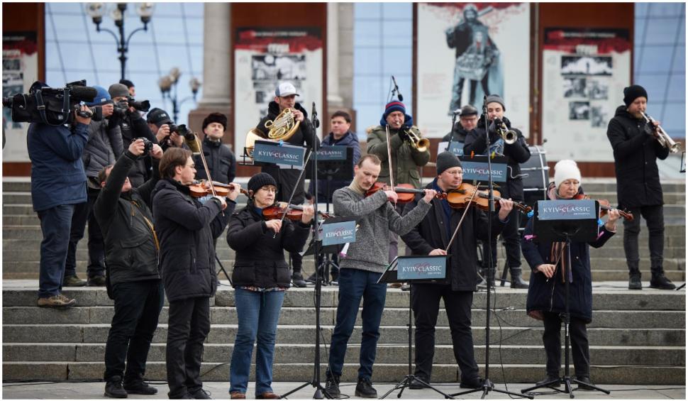 O orchestră a interpretat imnul național al Ucrainei în centrul Kievului pe măsură ce rușii avansează spre capitală 755352