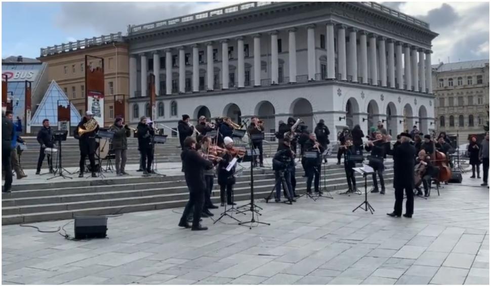 O orchestră a interpretat imnul național al Ucrainei în centrul Kievului pe măsură ce rușii avansează spre capitală 755354