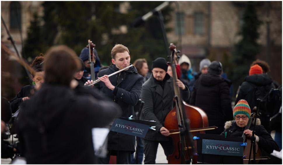 O orchestră a interpretat imnul național al Ucrainei în centrul Kievului pe măsură ce rușii avansează spre capitală 755357