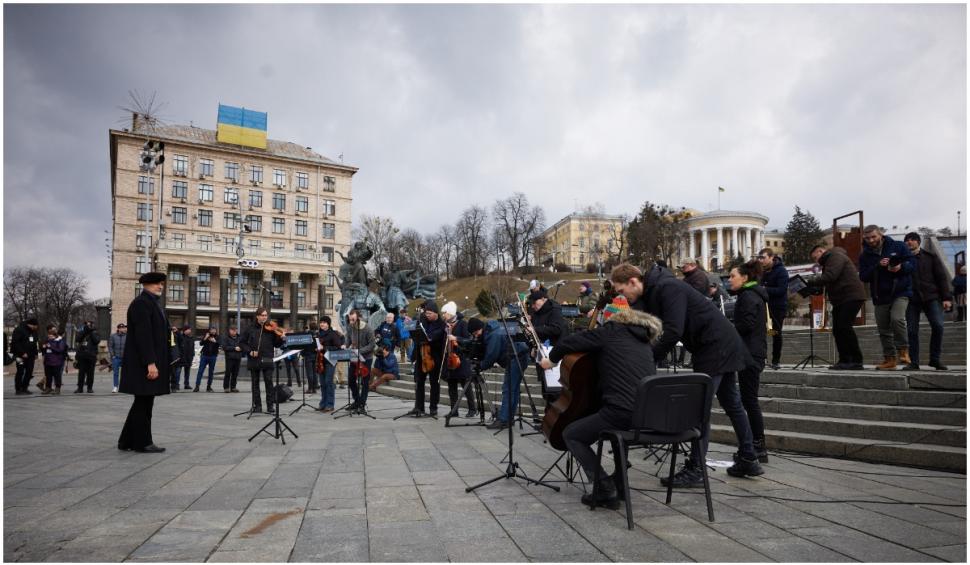 O orchestră a interpretat imnul național al Ucrainei în centrul Kievului pe măsură ce rușii avansează spre capitală 755358