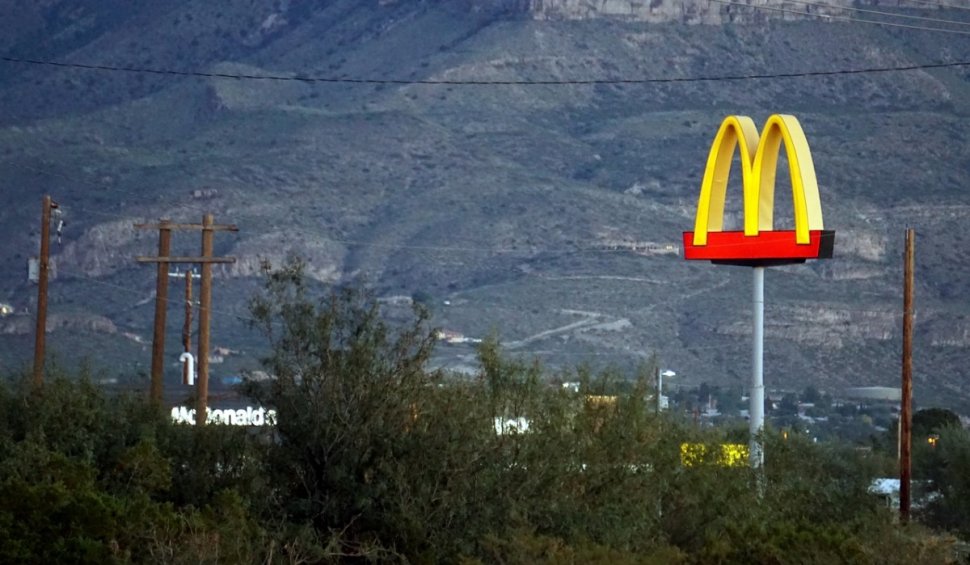 McDonald's și Coca-Cola își suspendă activitatea în Rusia. Cozi kilometrice la fast-food