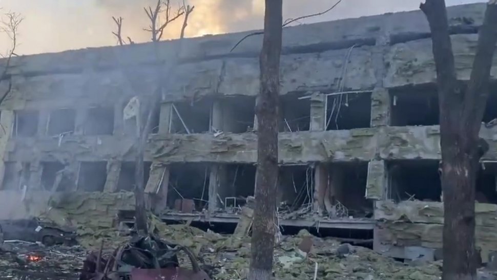 Război în Ucraina. Rușii au bombardat maternitatea orașului Mariupol 
