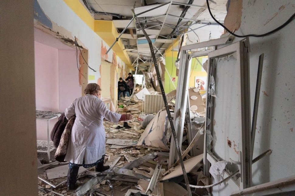 Rusia susține că armata ucraineană a instalat soldați în poziții de luptă în maternitatea bombardată din Mariupol
