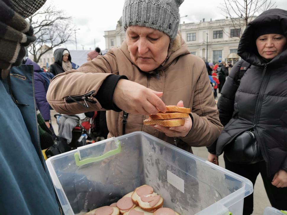 Speranţă şi solidaritate în Lvov, un oraș istoric din vestul Ucrainei, transformat acum de voluntari într-un uriaș centru de primire 755414