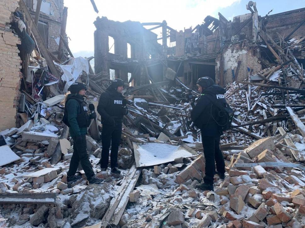 Echipa Antena 3, transmisiune din Ucraina, de la şcoala bombardată în Jitomir 755575