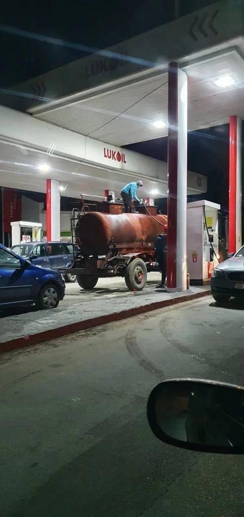 Zeci de mașini de poliție la coadă la benzinărie, de teama creșterii prețurilor 755464