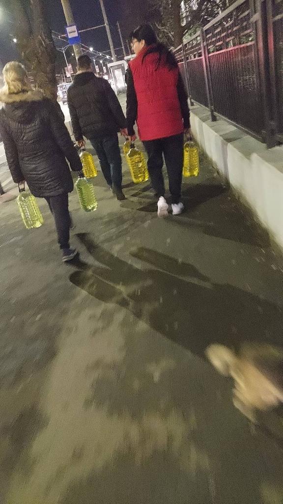 Zeci de mașini de poliție la coadă la benzinărie, de teama creșterii prețurilor 755465