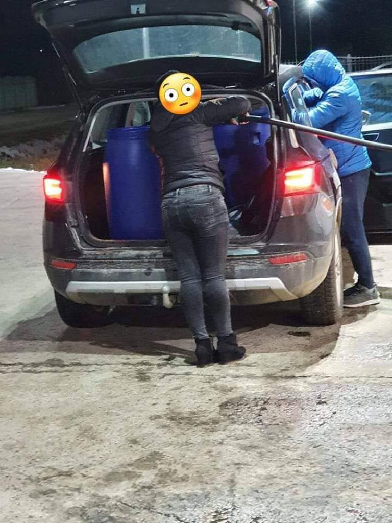 Zeci de mașini de poliție la coadă la benzinărie, de teama creșterii prețurilor 755466