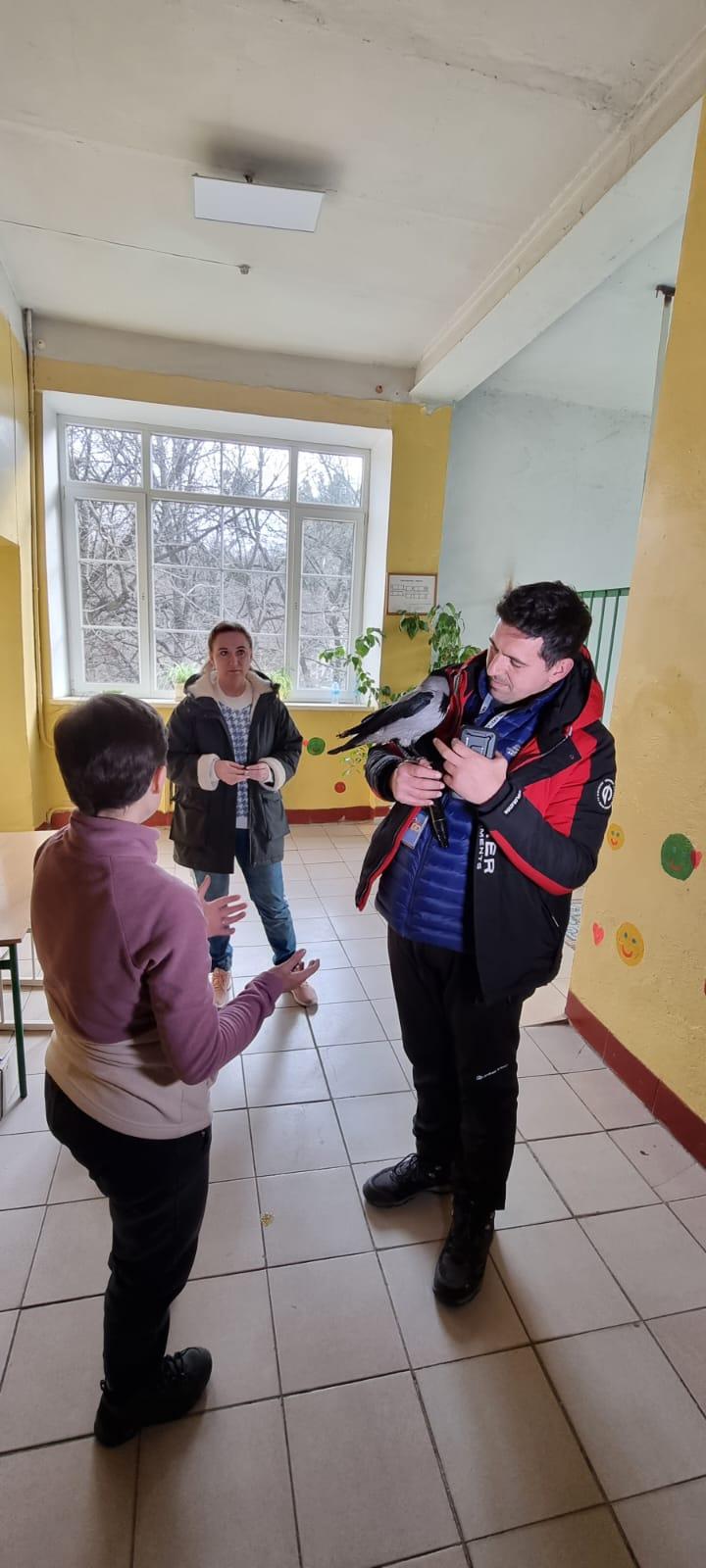 O femeie din Irpin a fugit din calea bombardamentelor cu 5 pisici, un corb şi un porumbel: "Nu puteam să le las să moară" 755796