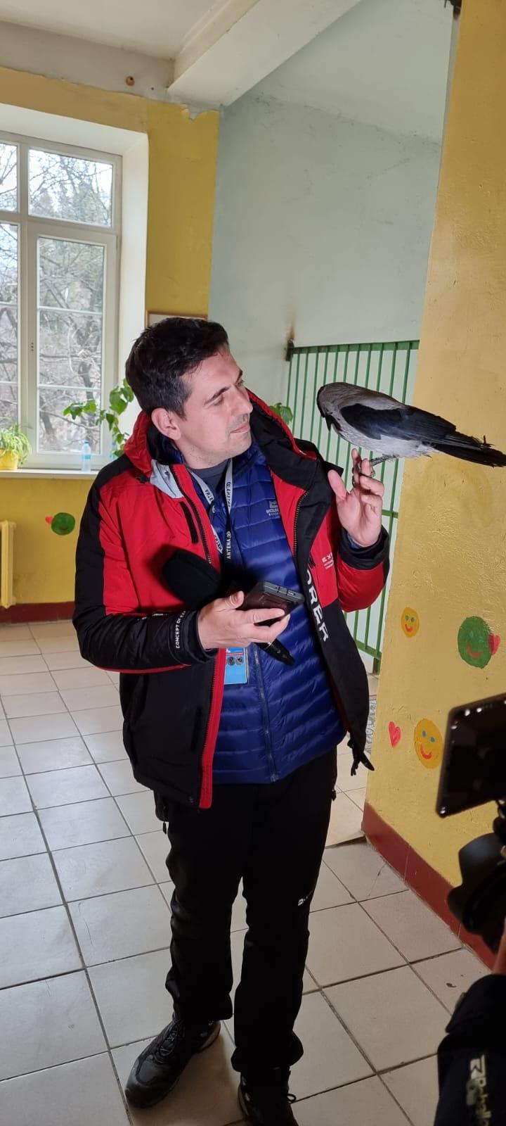 O femeie din Irpin a fugit din calea bombardamentelor cu 5 pisici, un corb şi un porumbel: "Nu puteam să le las să moară" 755798