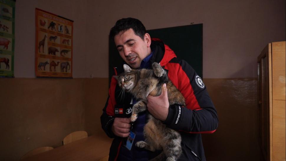 O femeie din Irpin a fugit din calea bombardamentelor cu 5 pisici, un corb şi un porumbel: "Nu puteam să le las să moară" 755801