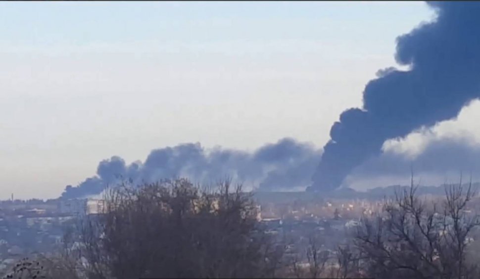 Depozit de petrol din Vasilkiev, regiunea Kiev, în flăcări după ce a fost bombardat de forțele ruse