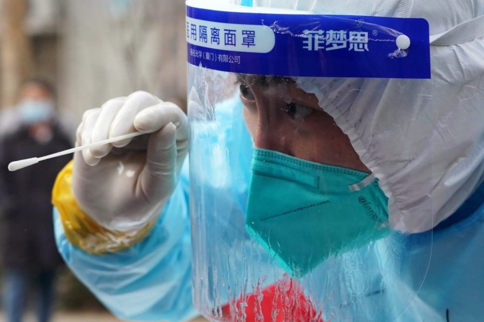 China anunță cel mai mare număr zilnic de cazuri de Covid-19 de la începutul pandemiei