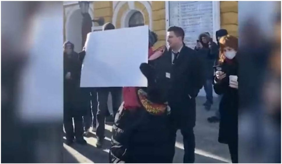 O tânără a fost arestată în Rusia pentru că a protestat împotriva războiului ținând în mâini o coală albă de hârtie