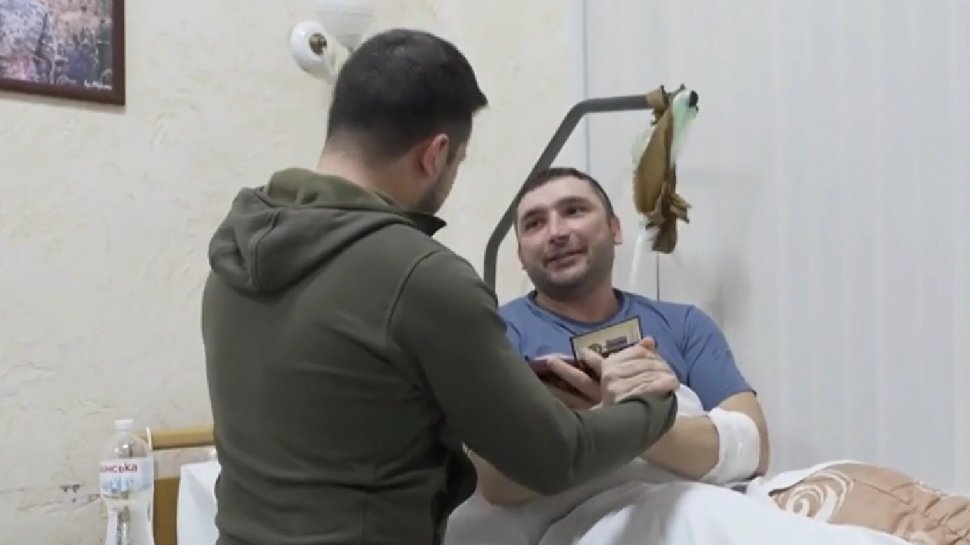 Zelenski îl sfidează pe Putin şi vizitează un spital unde se află militarii răniţi de ruşi