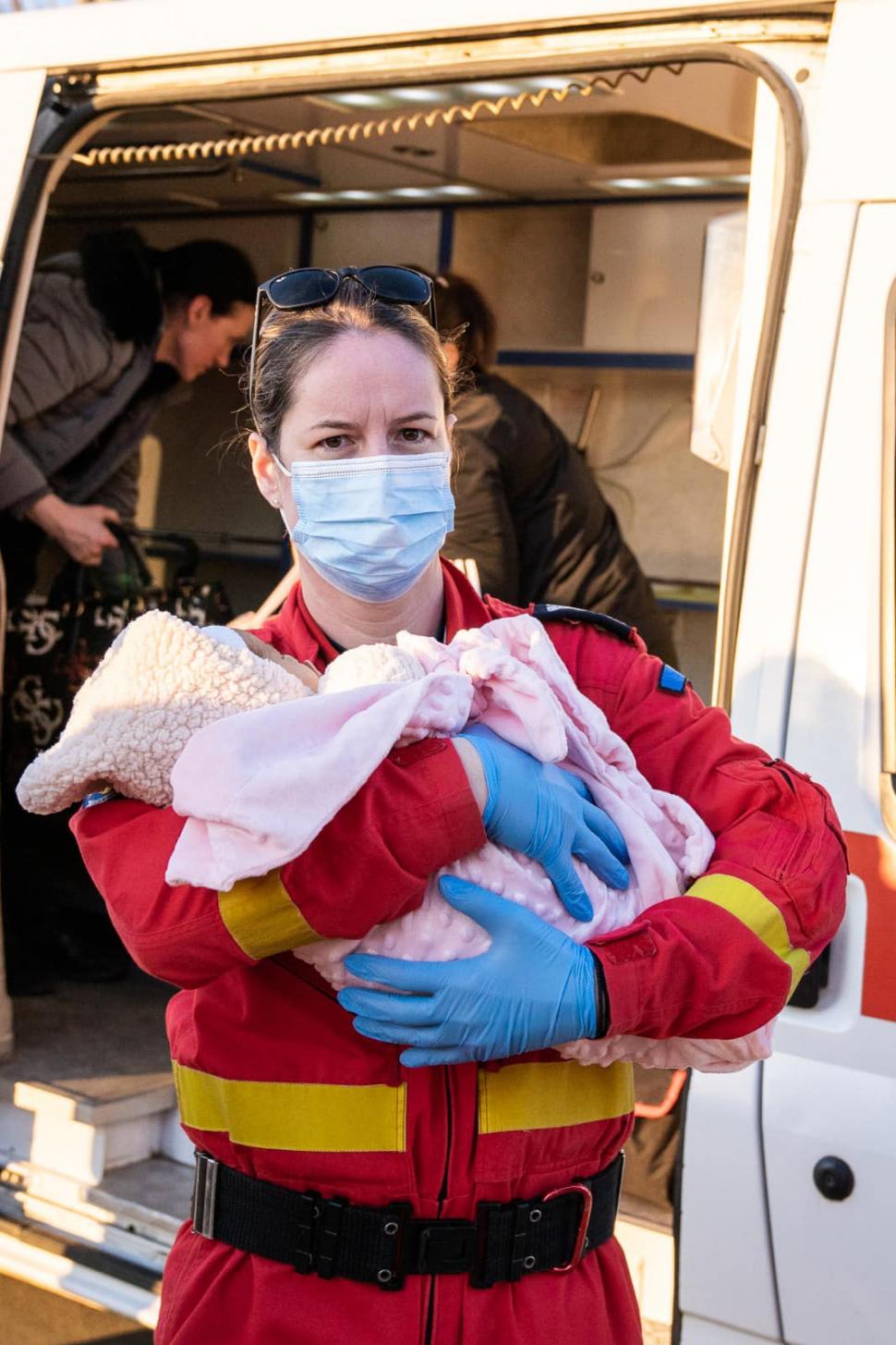 Doi bebeluși români cu probleme grave de sănătate, transportaţi din Ucraina la spitale din Bucureşti şi Timişoara 756172