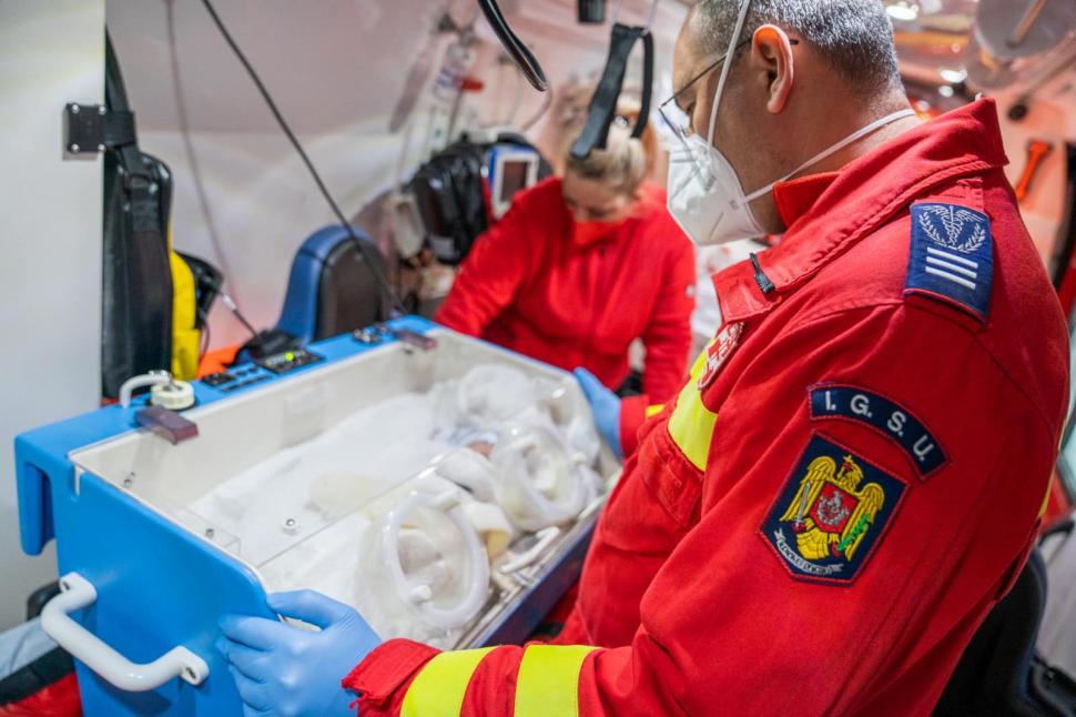 Doi bebeluși români cu probleme grave de sănătate, transportaţi din Ucraina la spitale din Bucureşti şi Timişoara 756179