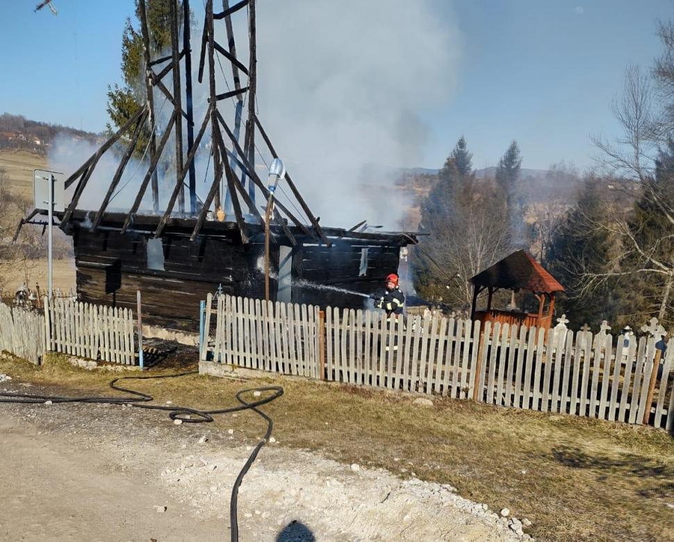 O biserică din lemn, construită în 1724, a ars într-un incendiu 756143