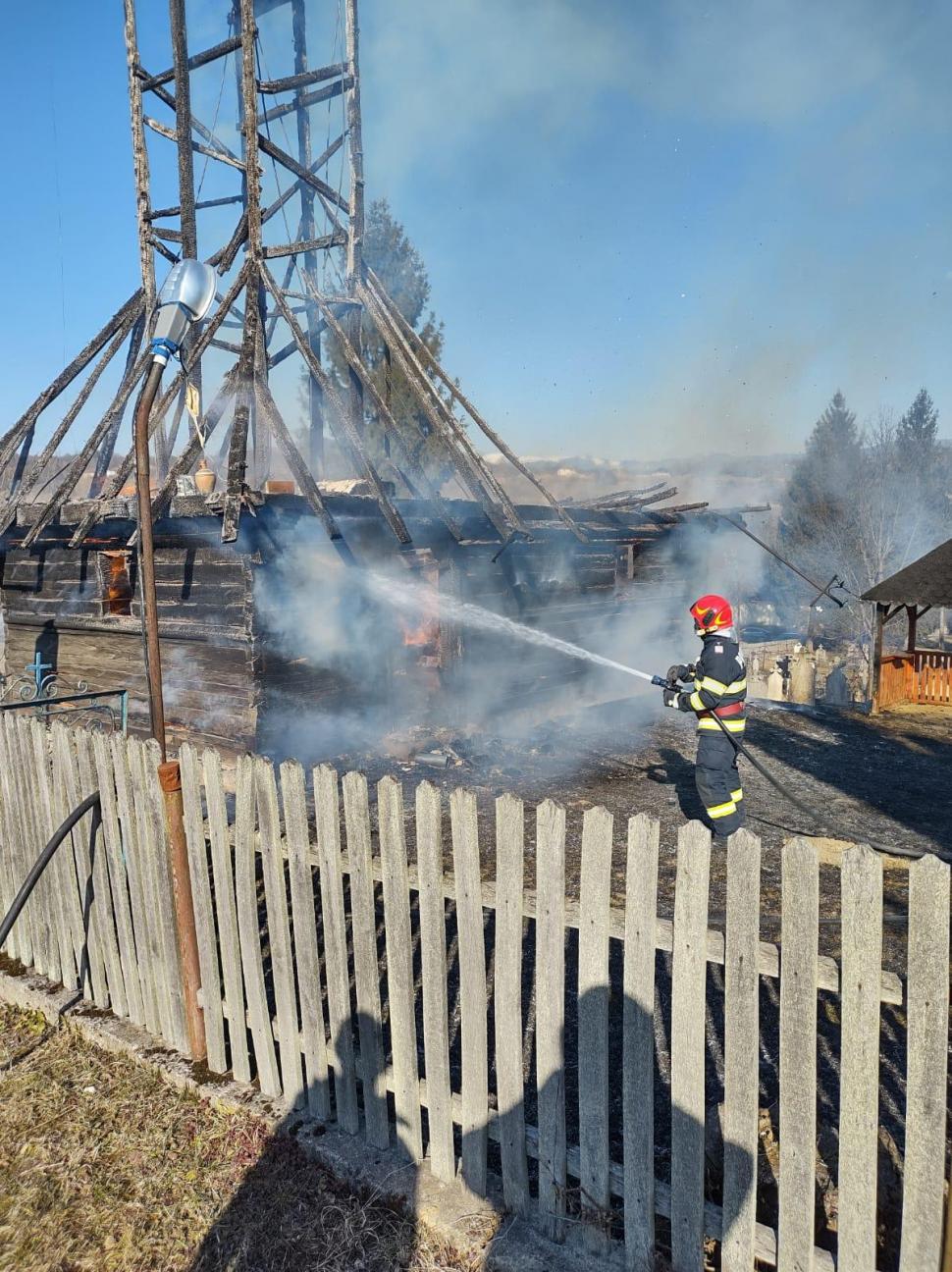 O biserică din lemn, construită în 1724, a ars într-un incendiu 756144