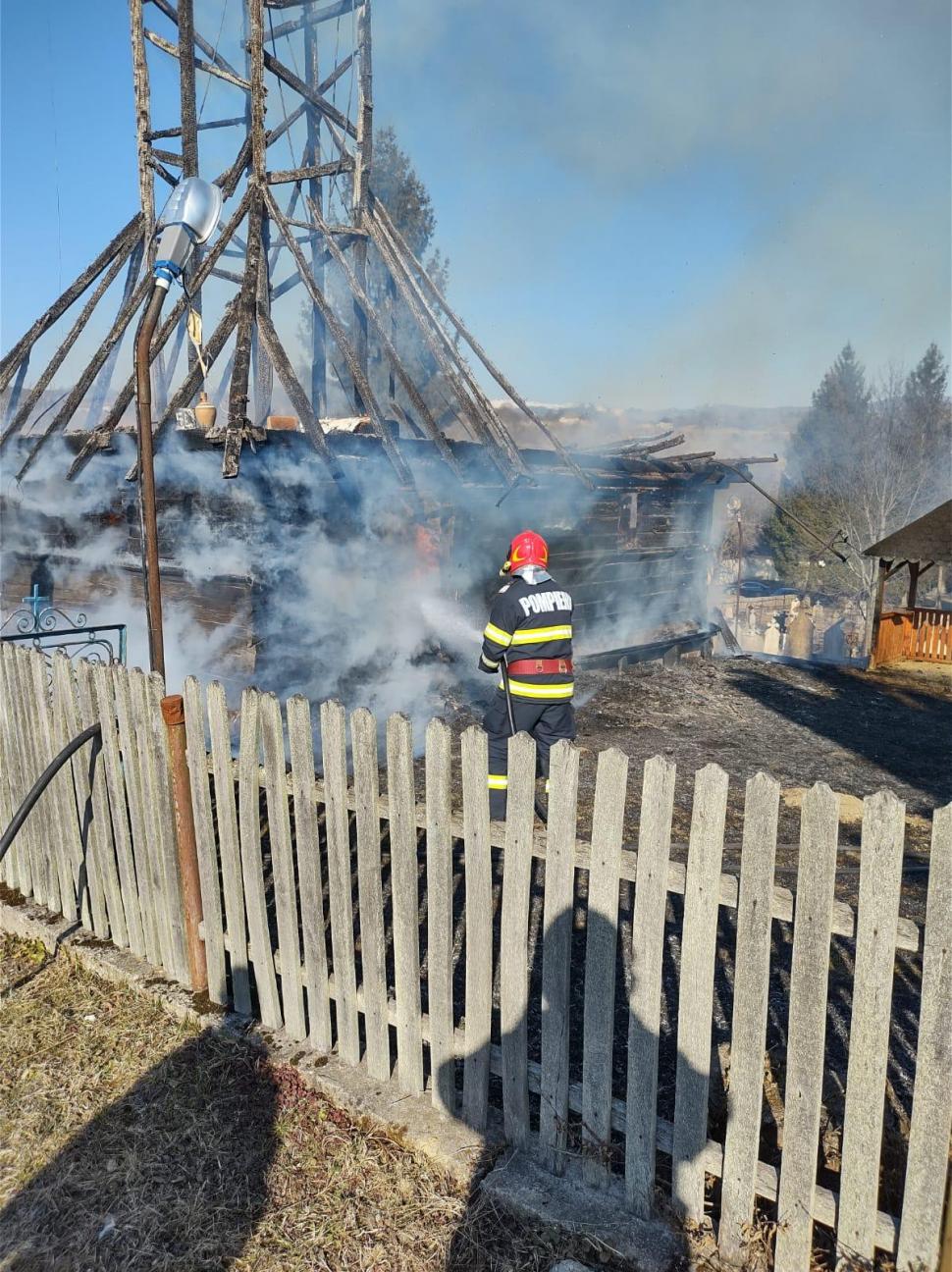 O biserică din lemn, construită în 1724, a ars într-un incendiu 756146