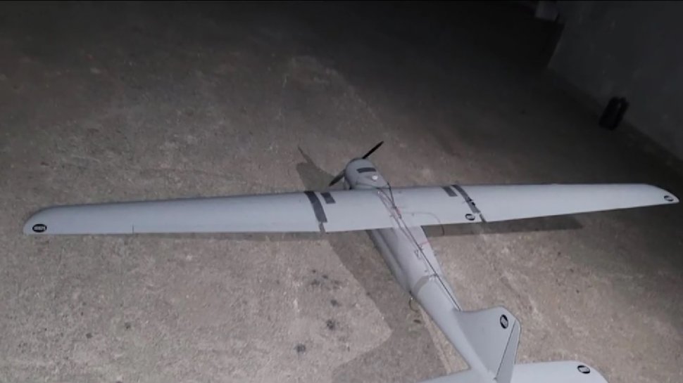 Dronă misterioasă, prăbușită într-o comună din Bistriţa-Năsăud. Un localnic a dus-o acasă: "Am văzut că are inscripţii care par a fi ruseşti"