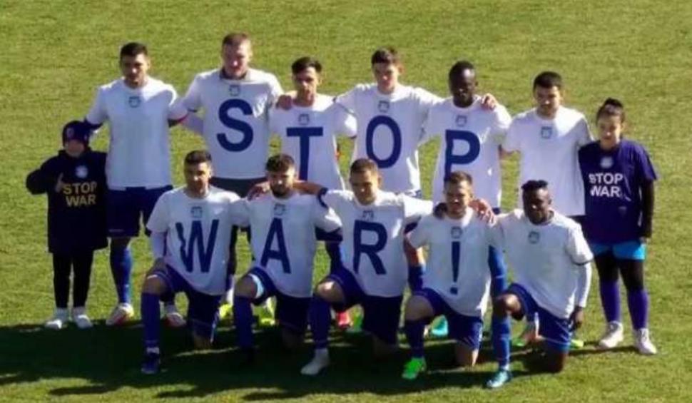 Jucătorii Poli Iași, gafă pe teren. Au vrut să transmită un mesaj de pace, dar au stârnit amuzament 756011