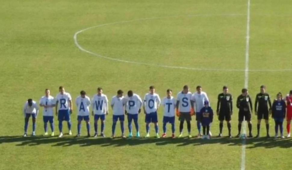 Jucătorii Poli Iași, gafă pe teren. Au vrut să transmită un mesaj de pace, dar au stârnit amuzament 756012