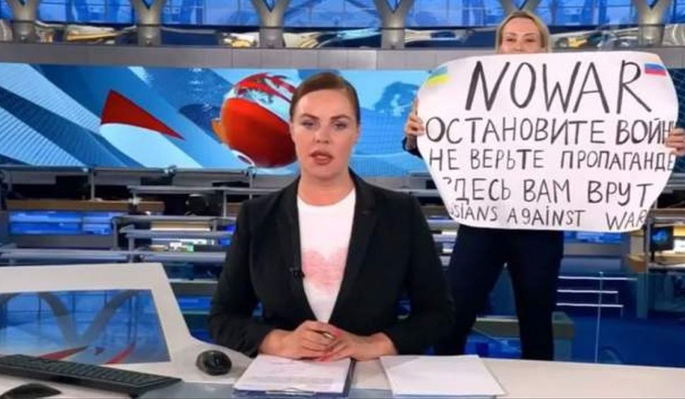 Vladimir Putin, sfidat în direct la televiziunea de stat Pervîi Canal: "Rușii împotriva războiului" | Cine este Marina, tânăra care a afișat mesajele anti-război