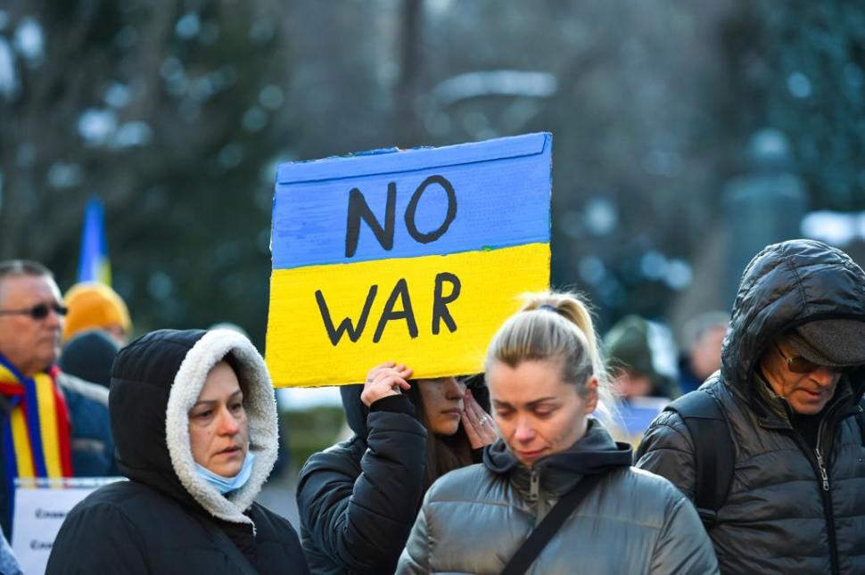 Cântecul care a adus lacrimi în ochii refugiaţilor care au ieșit în stradă la Braşov  756349