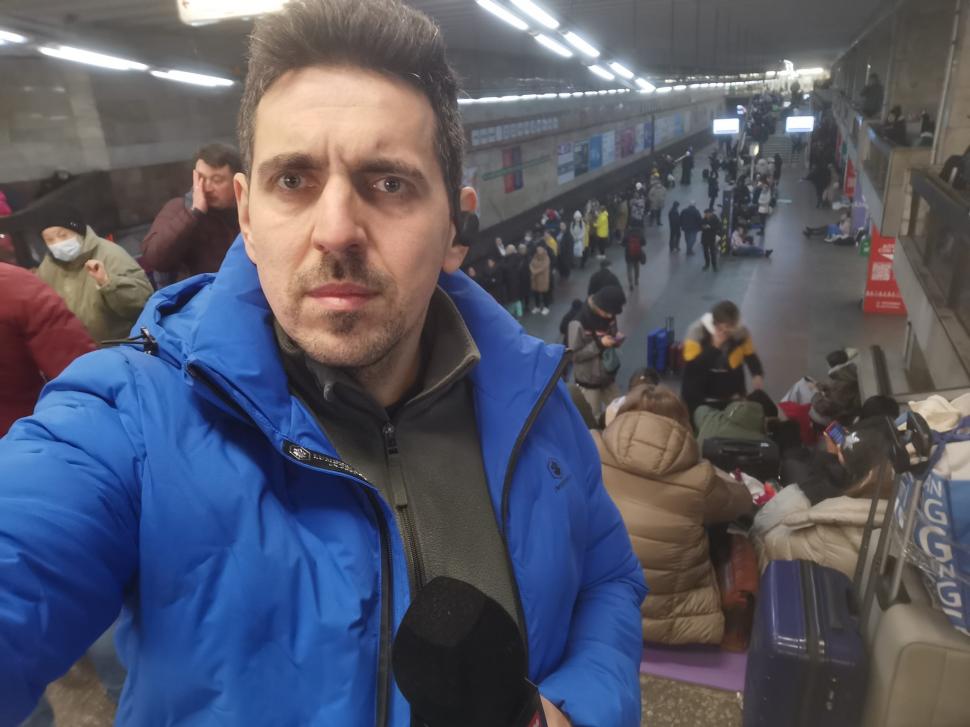 Cristi Popovici, despre experienţa sa pe frontul din Ucraina: "Alarme, bubuituri și sunetul mitralierelor. Războiul abia începuse şi aveam să-l trăim pe pielea noastră” 756384