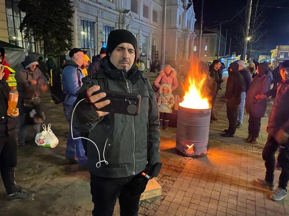 Cristi Popovici, despre experienţa sa pe frontul din Ucraina: "Alarme, bubuituri și sunetul mitralierelor. Războiul abia începuse şi aveam să-l trăim pe pielea noastră” 756395