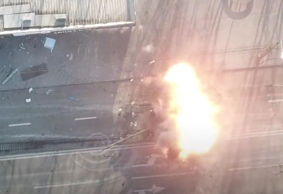Tanc rusesc lovit din mai multe direcții de rachete, pe străzile din Mariupol. O dronă a surprins momentul 