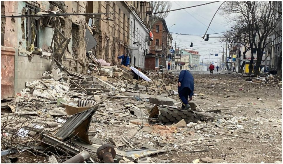 Nicio clădire nu a mai rămas în picioare în Mariupol | Oamenii topesc zăpada și o beau