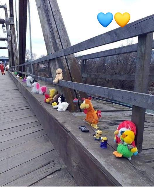 Lacrimi şi poveşti emoţionante din Vama Sighet, un pod de jucării pentru copiii ucraineni care şi-au lăsat în urmă ţara, şi taţii  756815