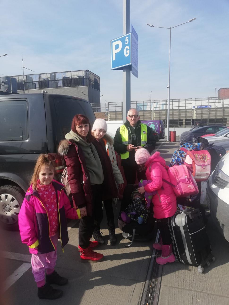 Lacrimi şi poveşti emoţionante din Vama Sighet, un pod de jucării pentru copiii ucraineni care şi-au lăsat în urmă ţara, şi taţii  756820