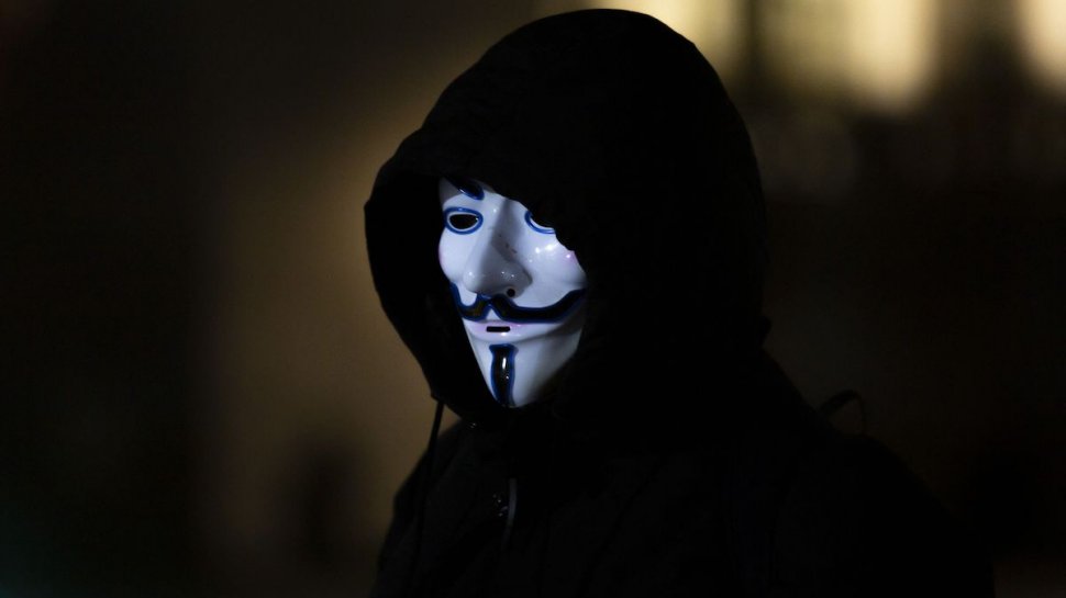Anonymous a spart serverele serviciilor secrete ruse şi a dezvăluit o convorbire între Putin şi ministrul rus al Apărării