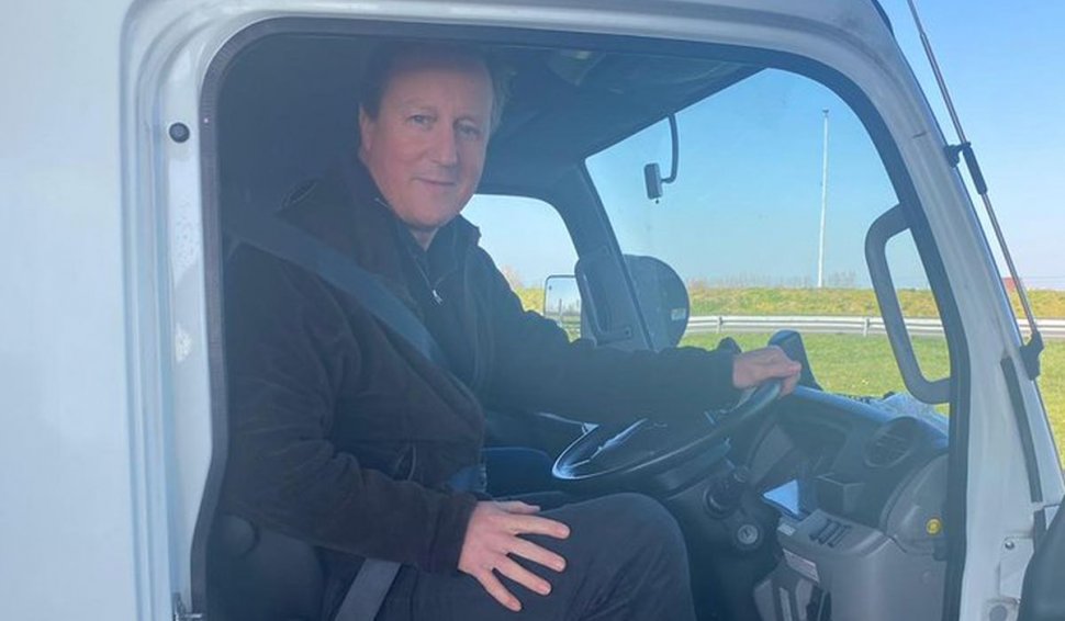Un fost premier britanic s-a urcat la volanul unui camion cu ajutoare pentru refugiații din Ucraina | David Cameron a organizat votul pentru Brexit