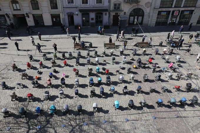 Protest cutremurător în Liov. Peste 100 de cărucioare de copii, plasate în centrul orașului